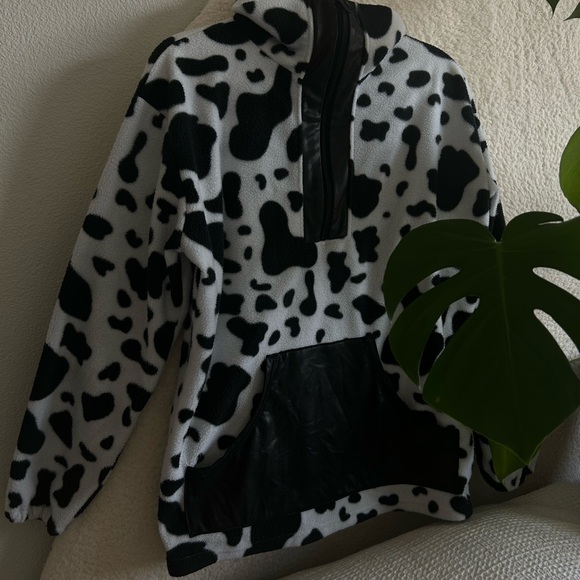 Cow print fleece! With large vegan leather stretchy kangaroo pocket. - Picture 1 of 4